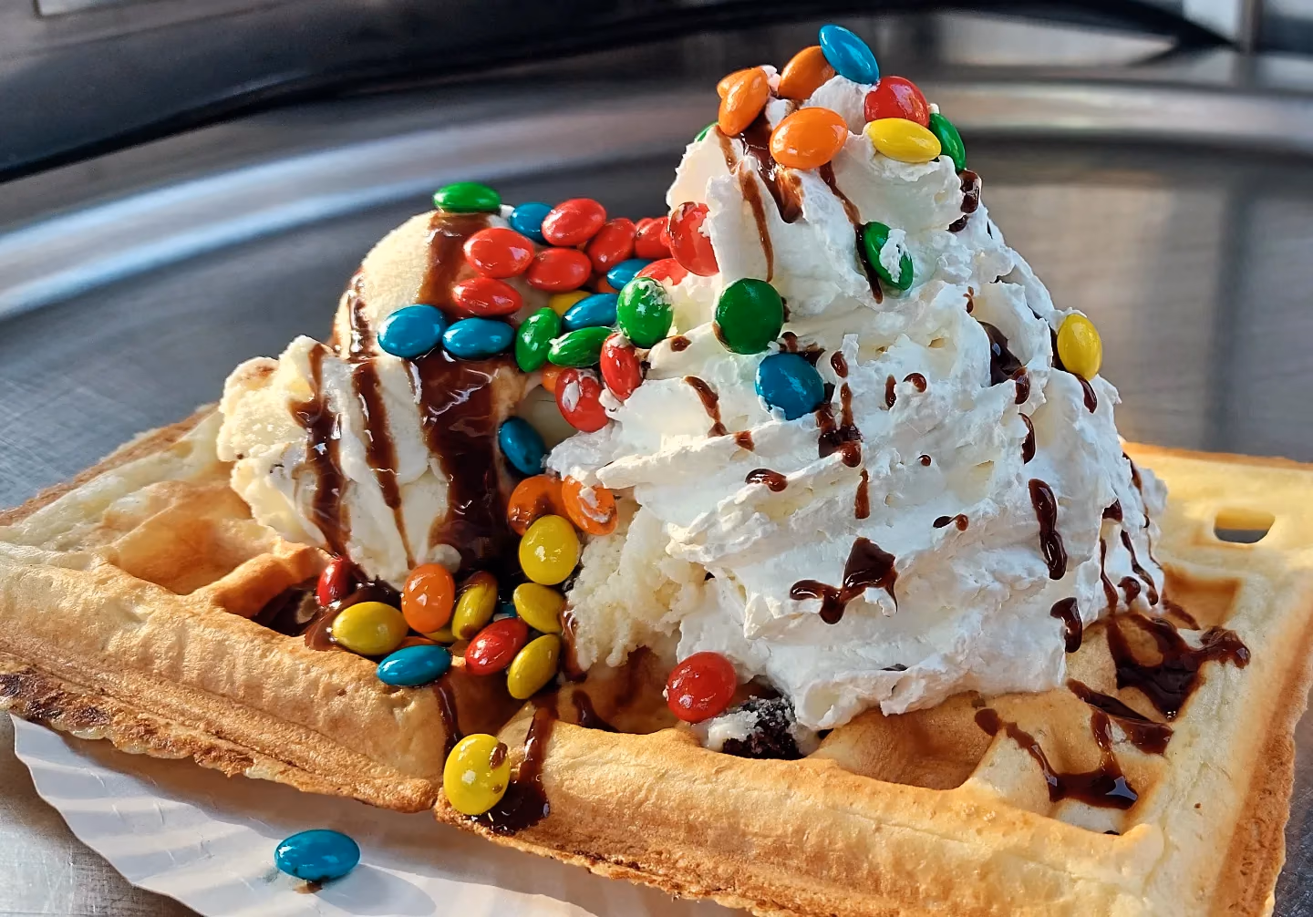 Waffle con crema y chocolates de colores